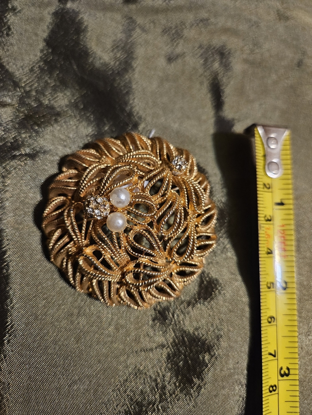 Vintage-Inspired Gold Tone Brooch with Pearls 2 Color